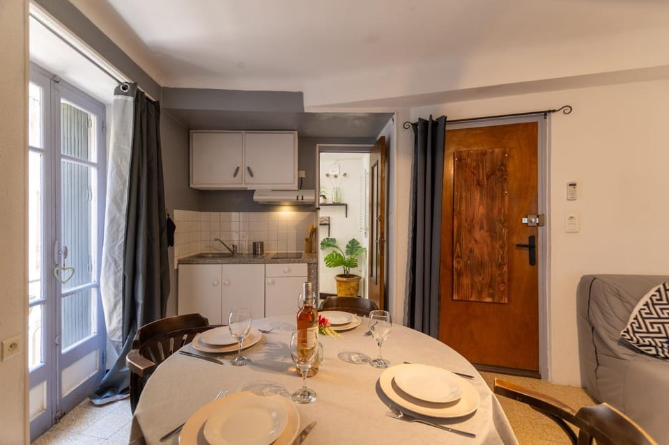 Kitchen or kitchenette, Dining area