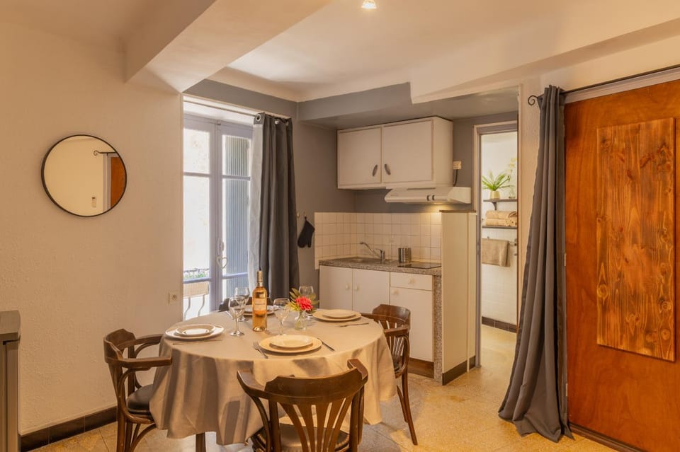 Kitchen or kitchenette, Dining area, stove