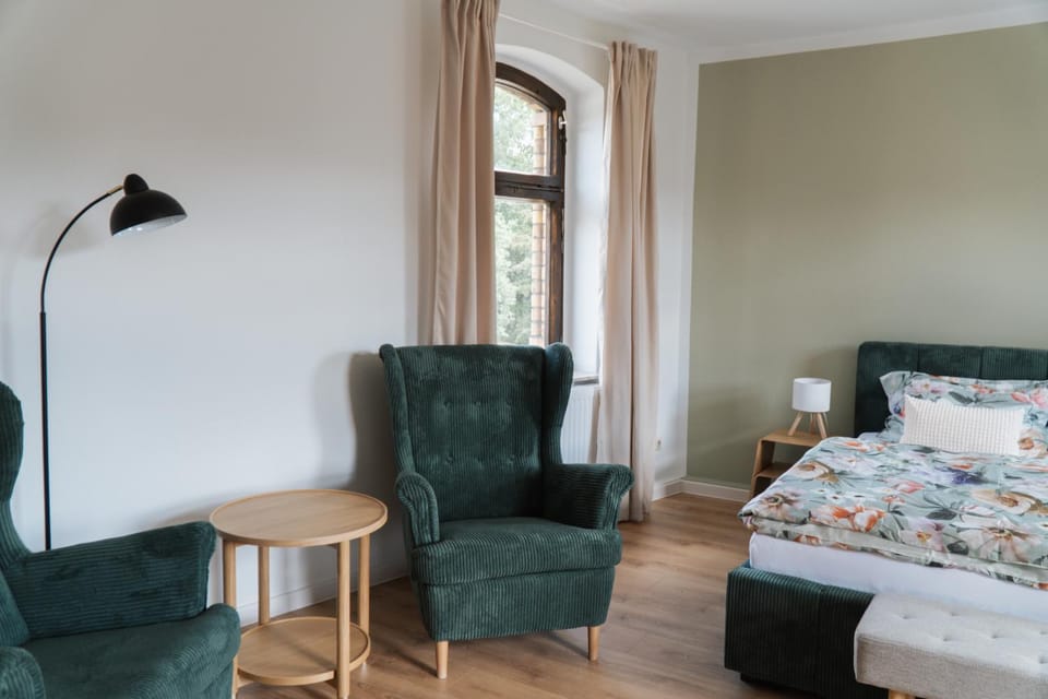 Bed, Seating area, Bedroom