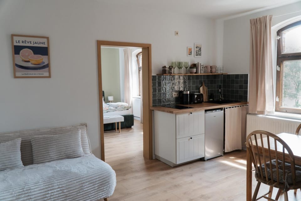 Bed, Dining area