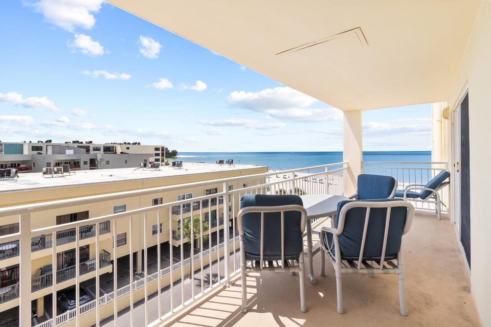 Beach View Large Balcony - Madeira Norte #408 Apartment in Madeira Beach