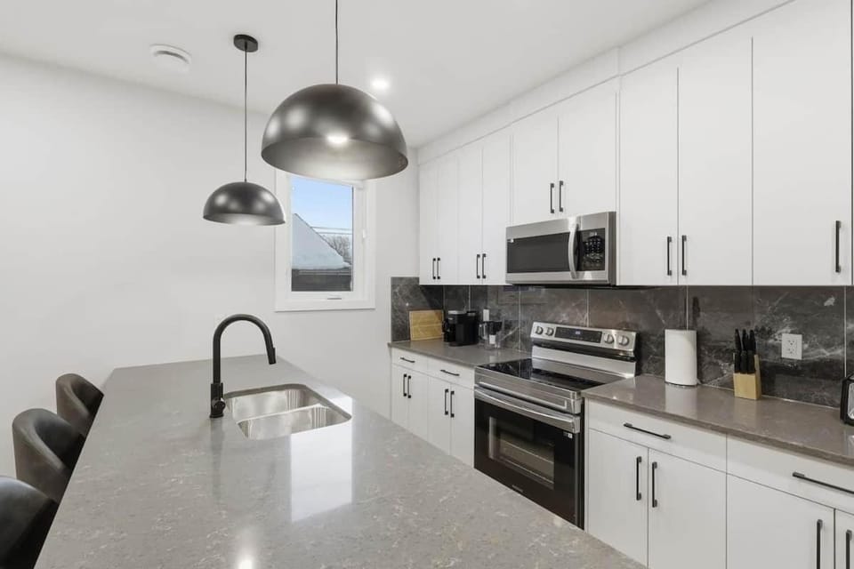 10 Minutes To Downtown 3 Bed 2.5 Bath Town House House in Calgary