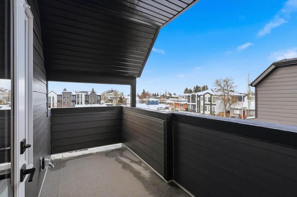 10 Minutes To Downtown 3 Bed 2.5 Bath Town House House in Calgary