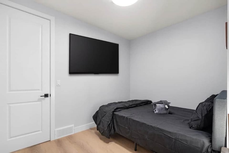 Bright 1-Bedroom Retreat-M House in Calgary