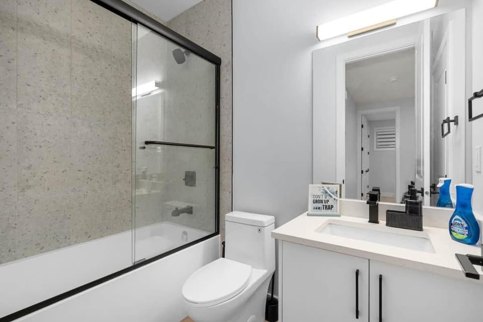 Bright 1-Bedroom Retreat-M House in Calgary