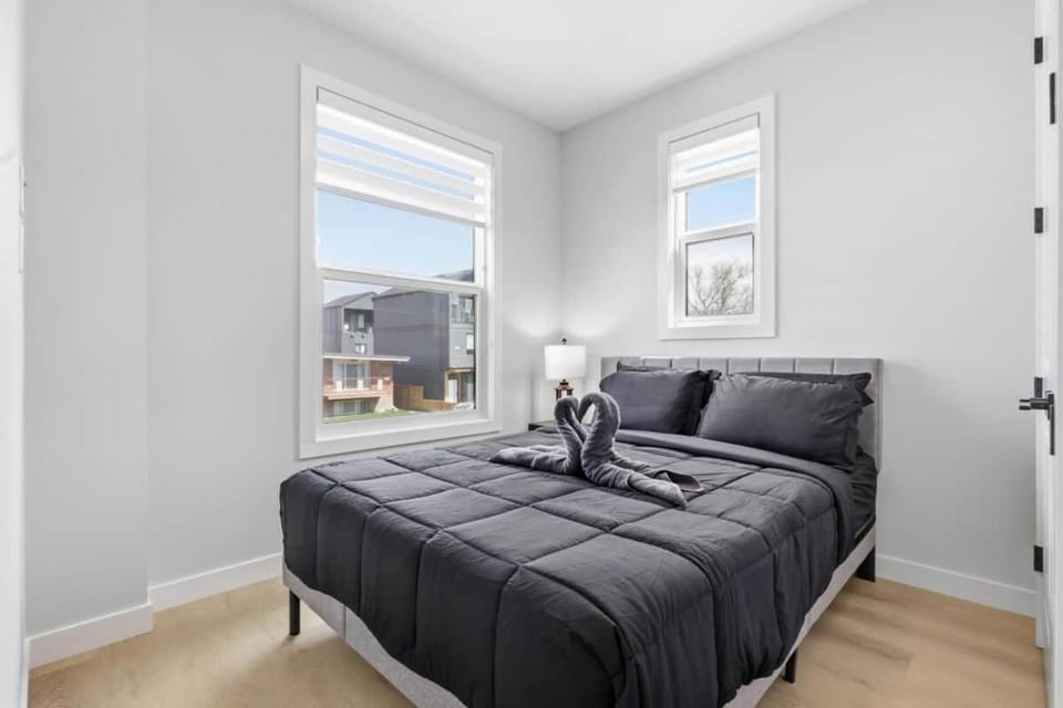 Beautiful 3BR Getaway in Trendy NW Calgary House in Calgary