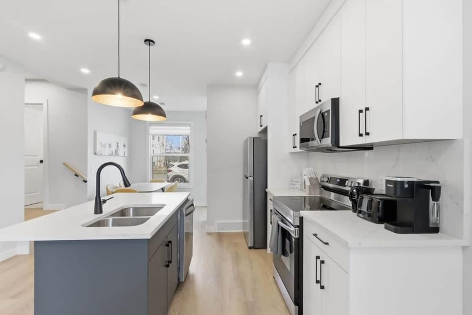 Beautiful 3BR Getaway in Trendy NW Calgary House in Calgary