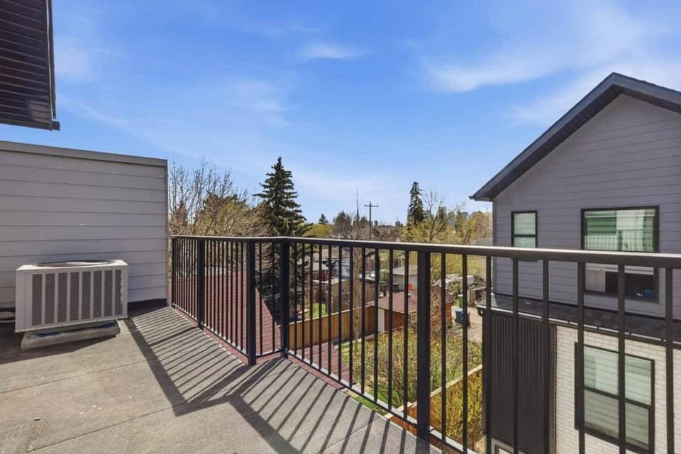 Beautiful 3BR Getaway in Trendy NW Calgary House in Calgary