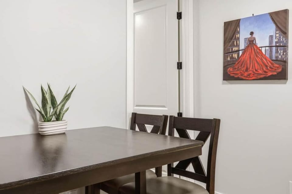 Cozy Suite 1 Bed 1Bath Inner City 10 Min To DT House in Calgary