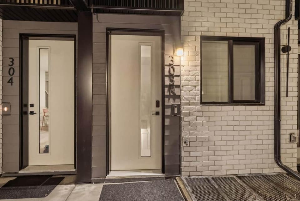 Cozy Suite 1 Bed 1Bath Inner City 10 Min To DT House in Calgary