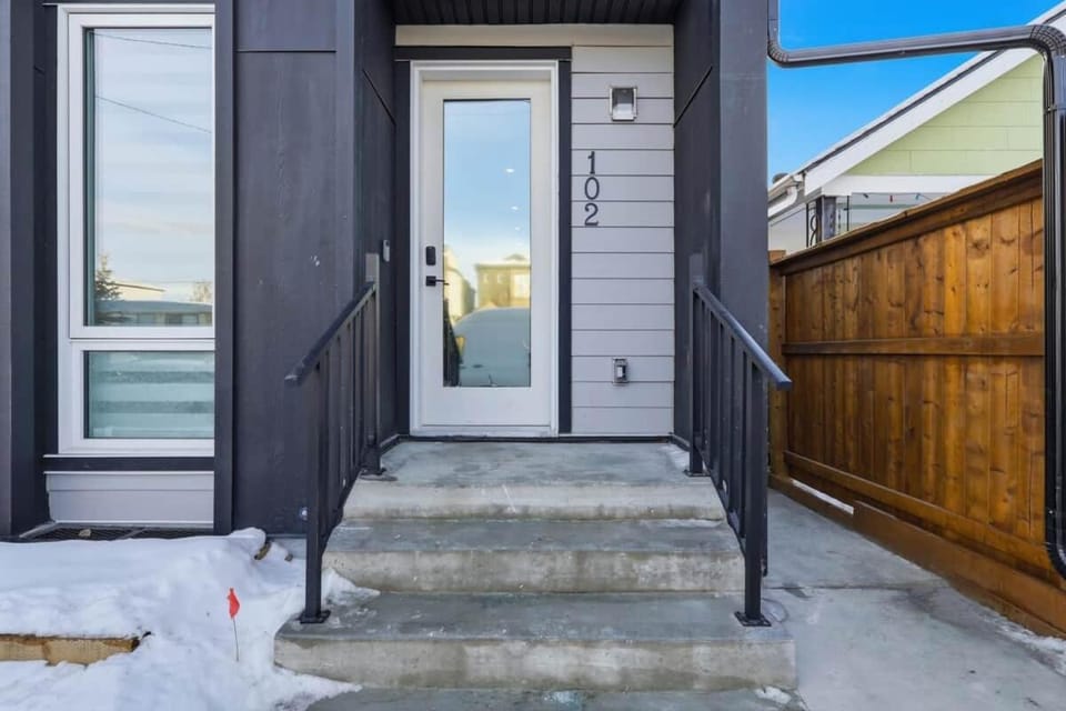 King Bed 10 Minutes To Downtown Luxury Townhouse House in Calgary