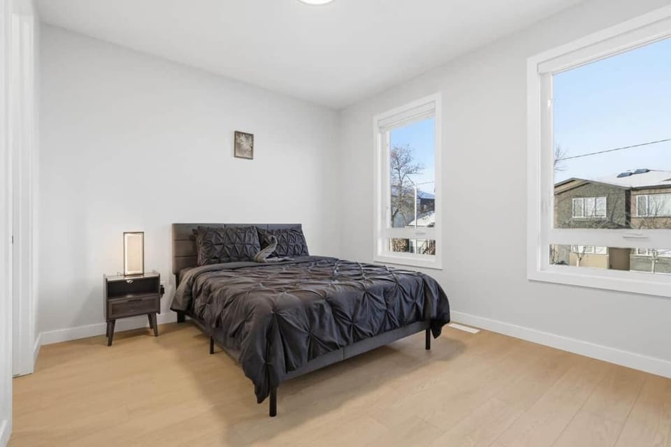 King Bed 10 Minutes To Downtown Luxury Townhouse House in Calgary