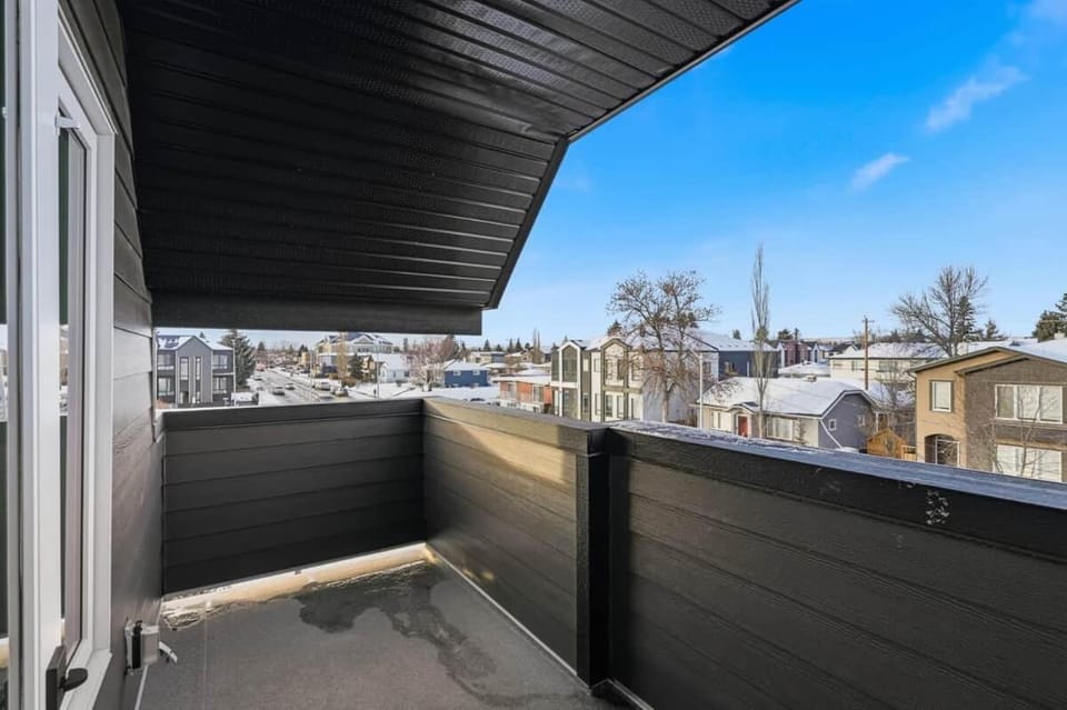 King Bed 10 Minutes To Downtown Luxury Townhouse House in Calgary