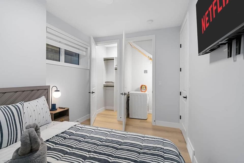Entire Inner City 1 Bed Suite 10 Mins To Downtown House in Calgary