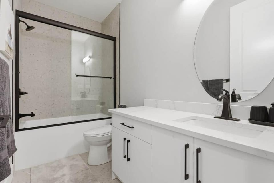 Happy Place – 1BR Minutes to Downtown House in Calgary