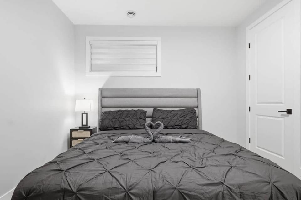Comfortable 1BR | Fast Wi-Fi & Comfortable House in Calgary