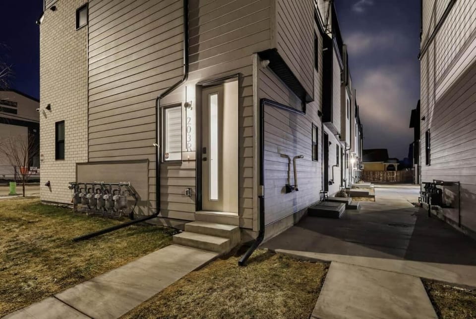 Comfortable 1BR | Fast Wi-Fi & Comfortable House in Calgary