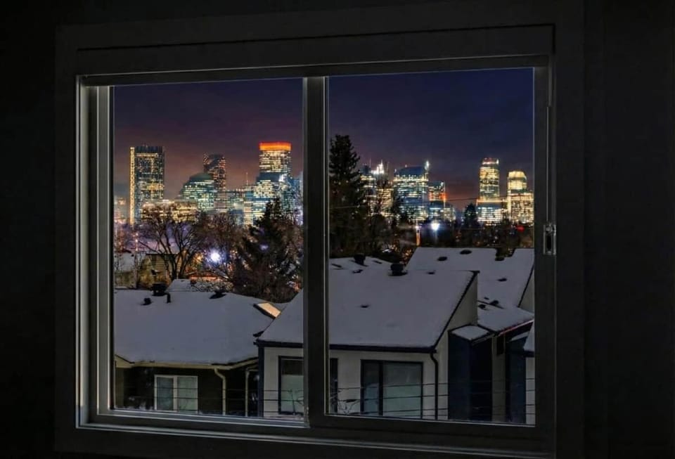 King Bed 10 Minutes To Downtown Luxury Townhouse House in Calgary