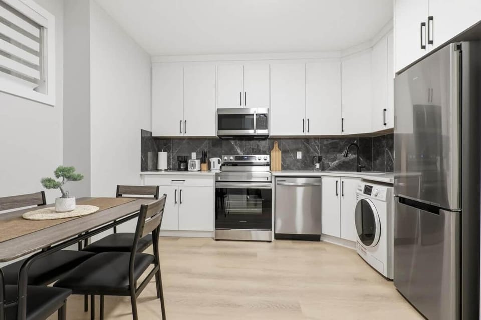 King Bed Suite 10 Minutes To Downtown House in Calgary