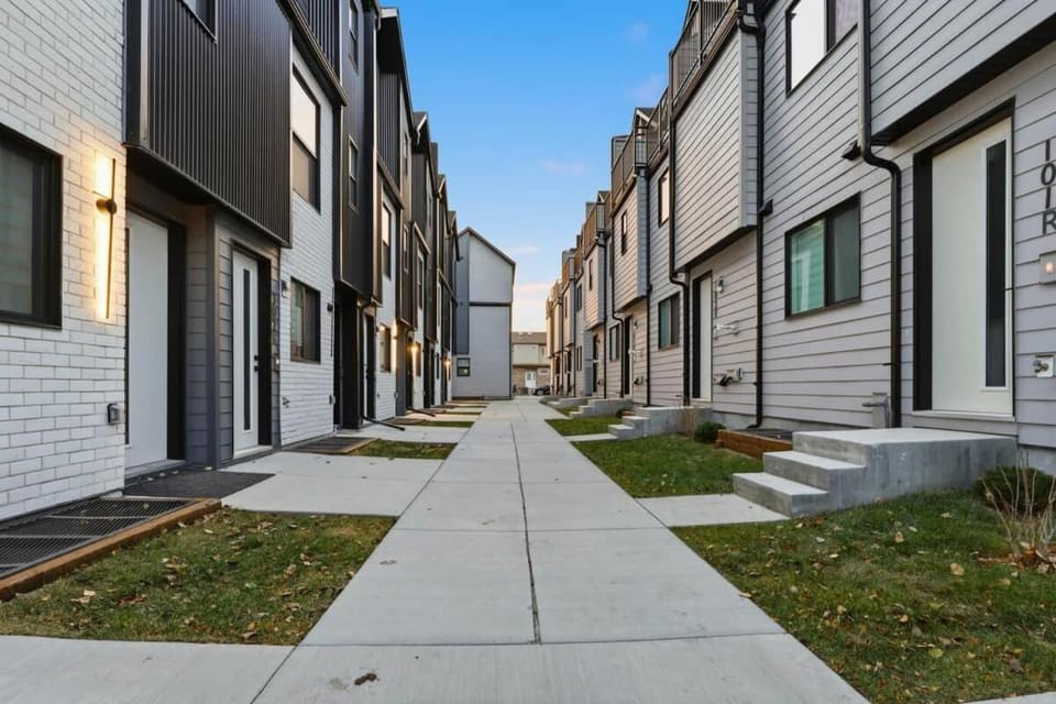 King Bed Suite 10 Minutes To Downtown House in Calgary