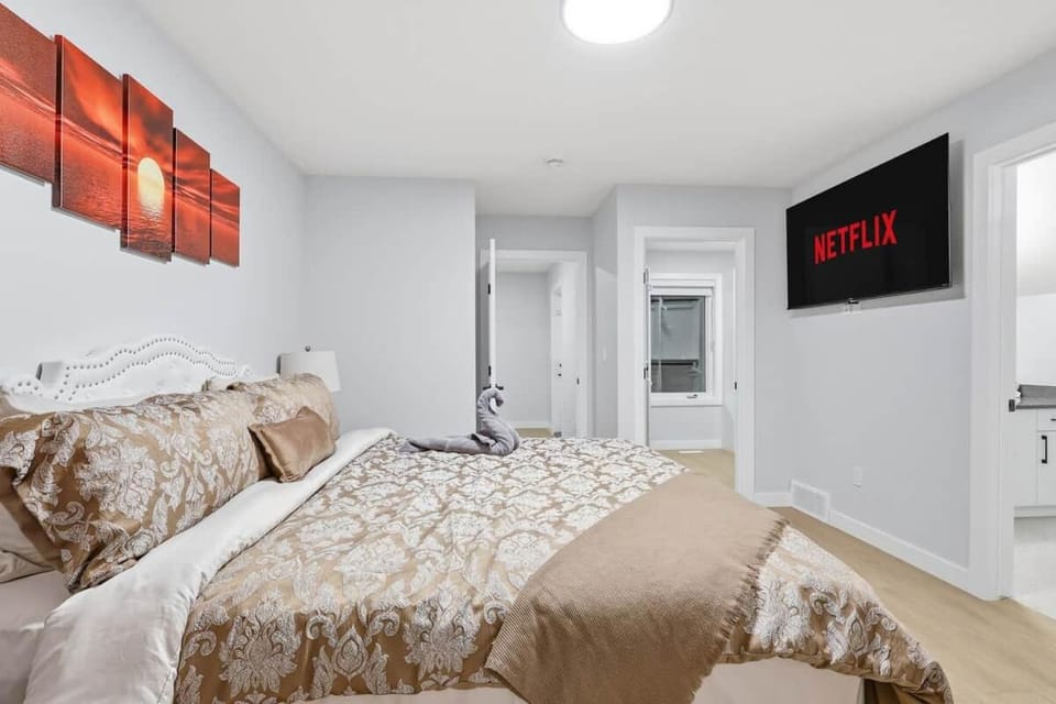Modern 3BR City Getaway And Bright & Spacious House in Calgary