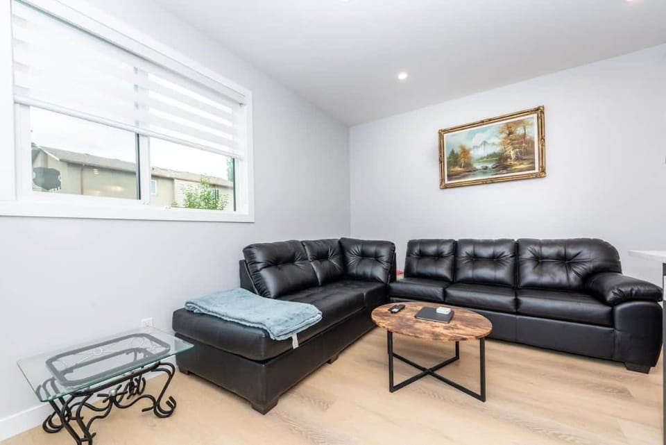 King bed Family-Friendly 3-Bedroom Home House in Calgary