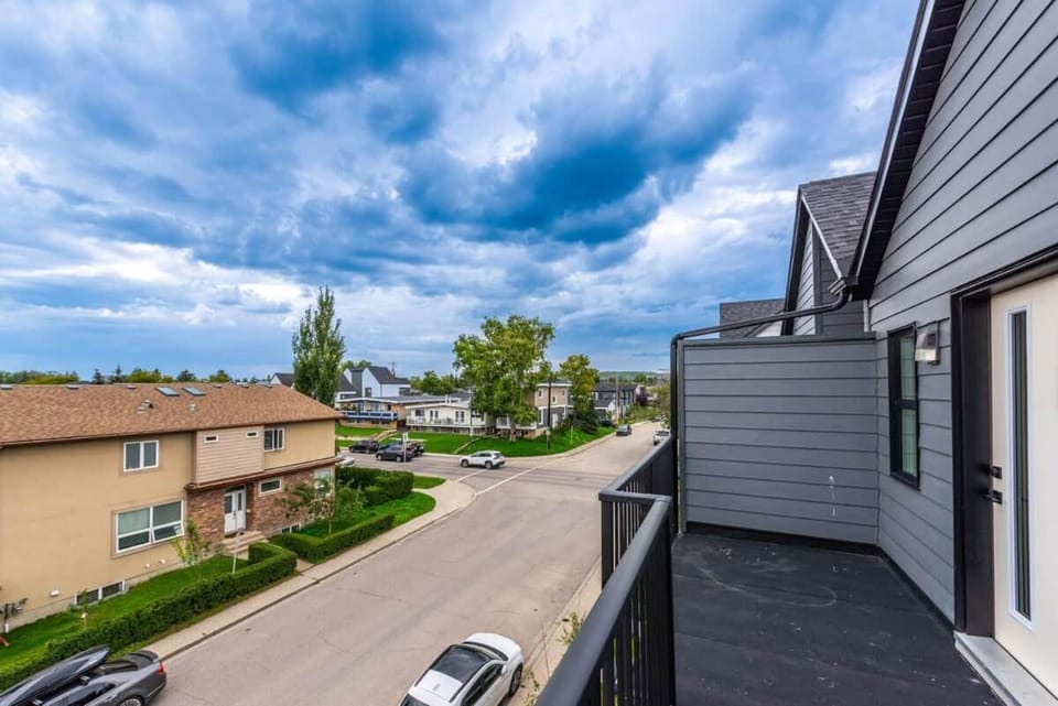 King bed Family-Friendly 3-Bedroom Home House in Calgary