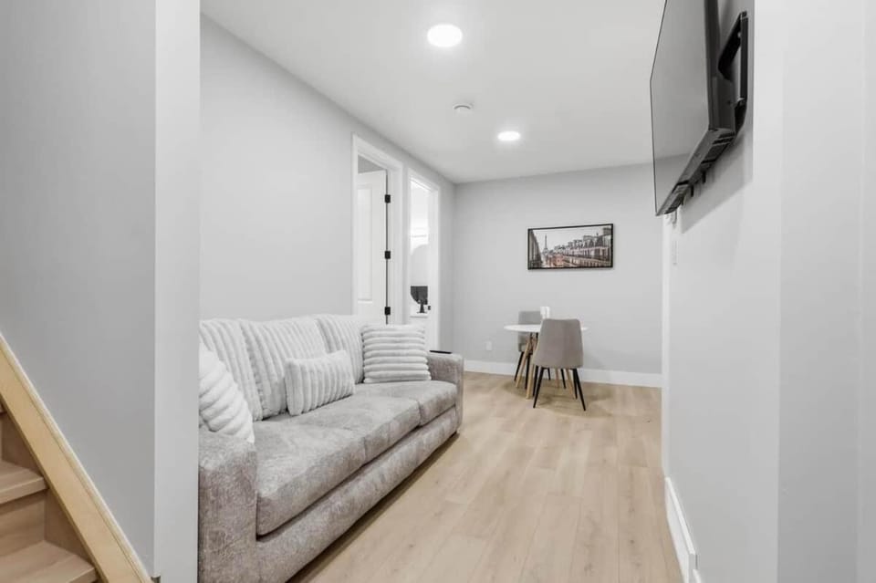 Quiet 1BR Nest Near Downtown House in Calgary