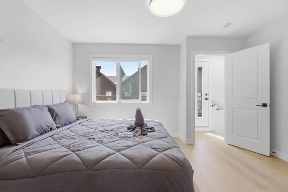 Stylish Family Home • 3BR + 2.5 Bath • NW Calgary House in Calgary