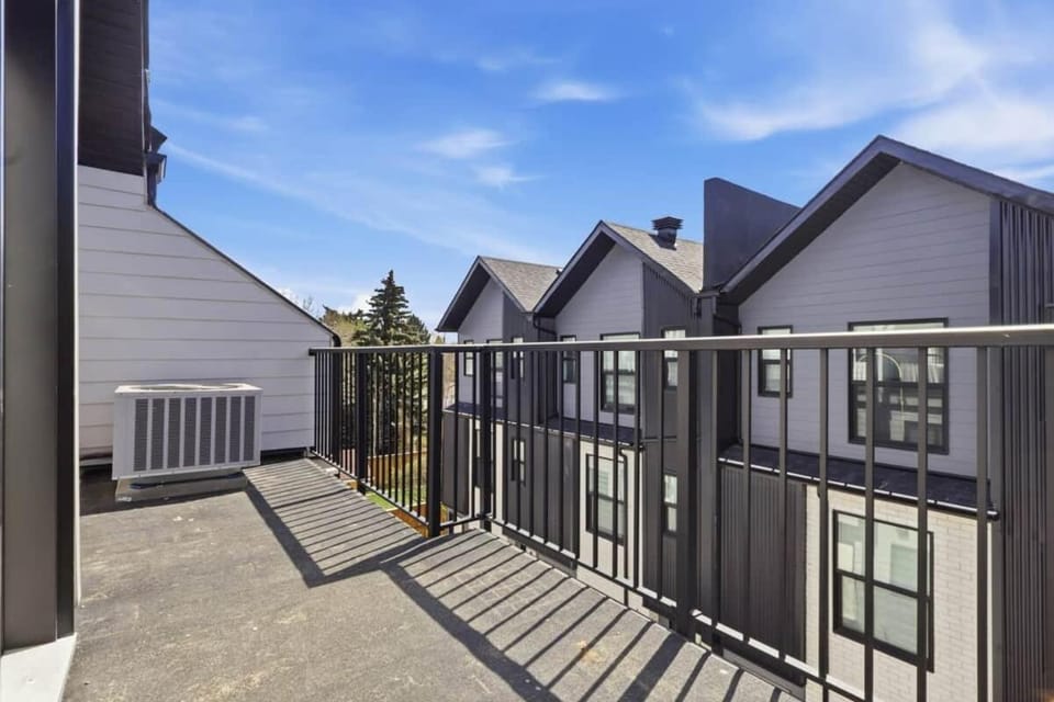 Stylish Family Home • 3BR + 2.5 Bath • NW Calgary House in Calgary