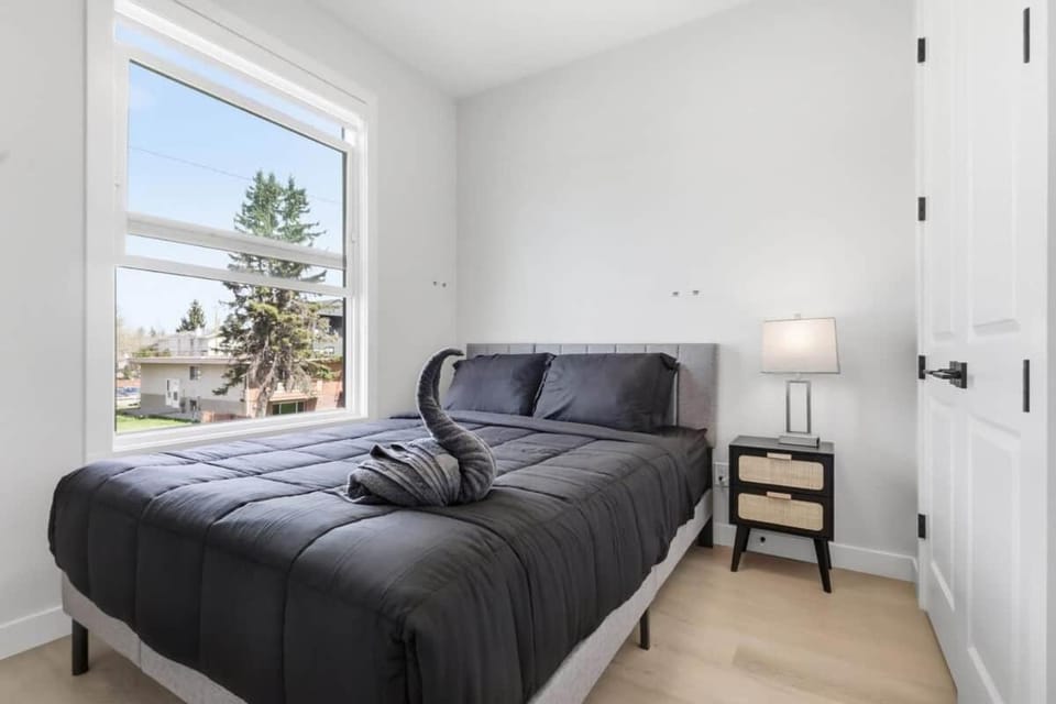 Stylish Family Home • 3BR + 2.5 Bath • NW Calgary House in Calgary