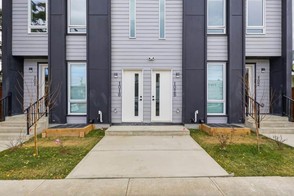 Quiet & Comfortable Stay Minutes from Downtown House in Calgary