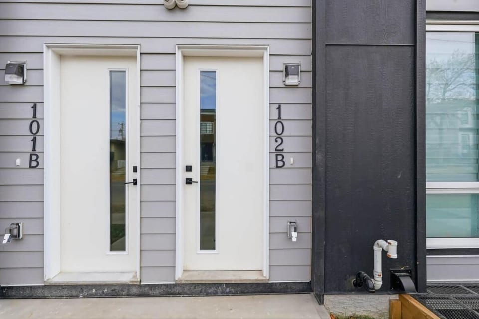 Quiet & Comfortable Stay Minutes from Downtown House in Calgary