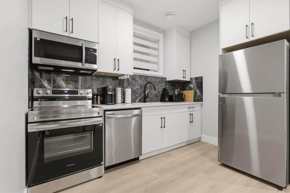 Urban Nest, Minutes to Downtown House in Calgary