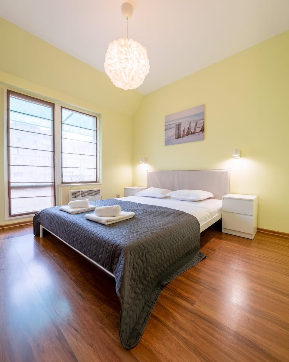 Bed, Photo of the whole room, Bedroom, towels