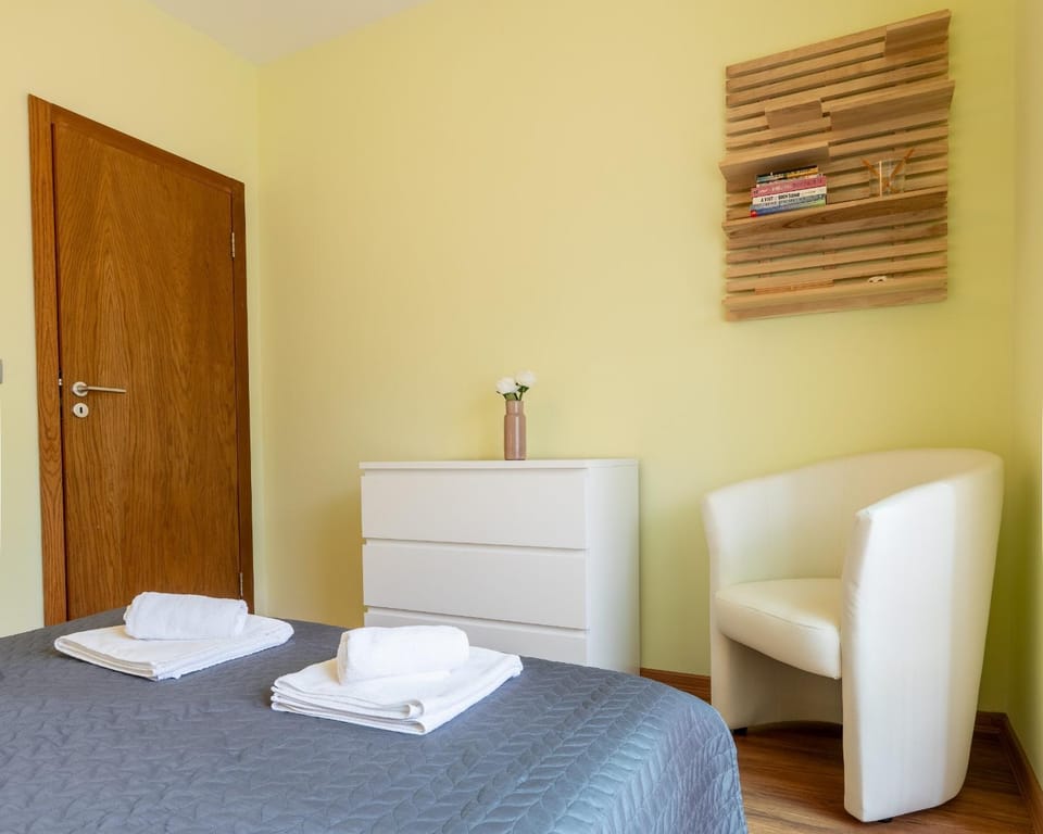 Bed, Photo of the whole room, Seating area, Bedroom, towels