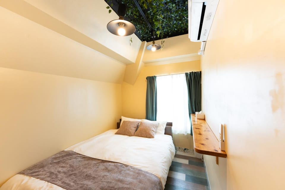 Photo of the whole room, Bedroom