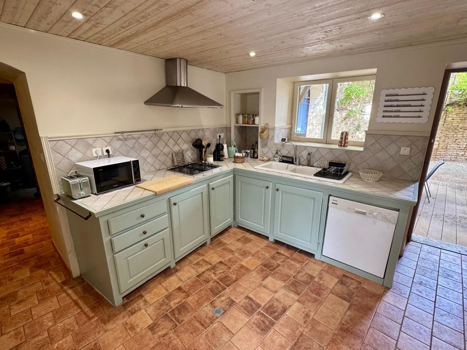 Kitchen or kitchenette, dishwasher, stove