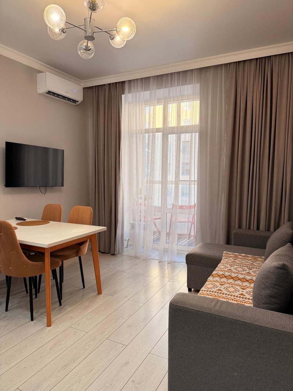 Communal lounge/ TV room, TV and multimedia, Living room, Seating area, air conditioner