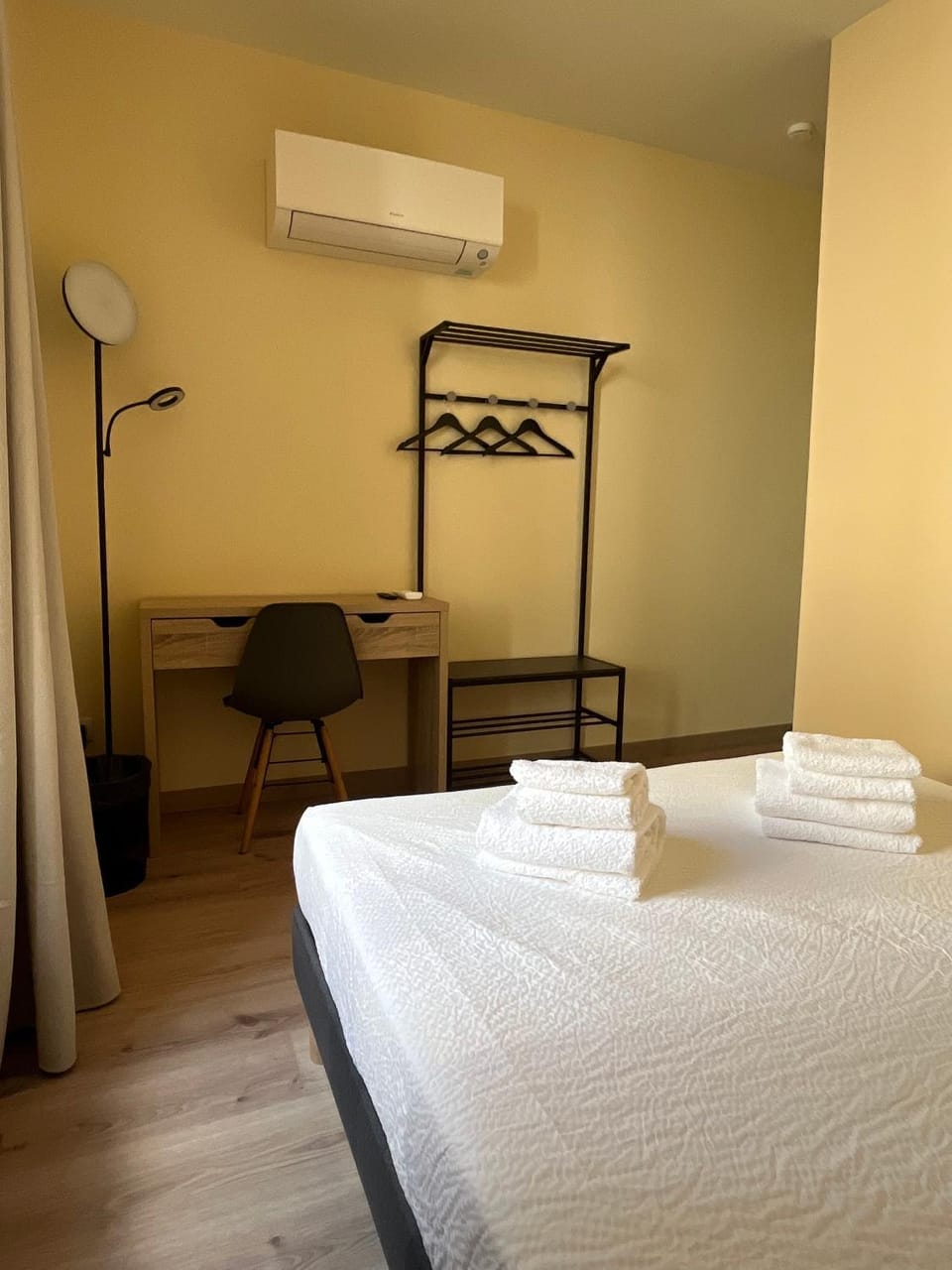 Bedroom, towels