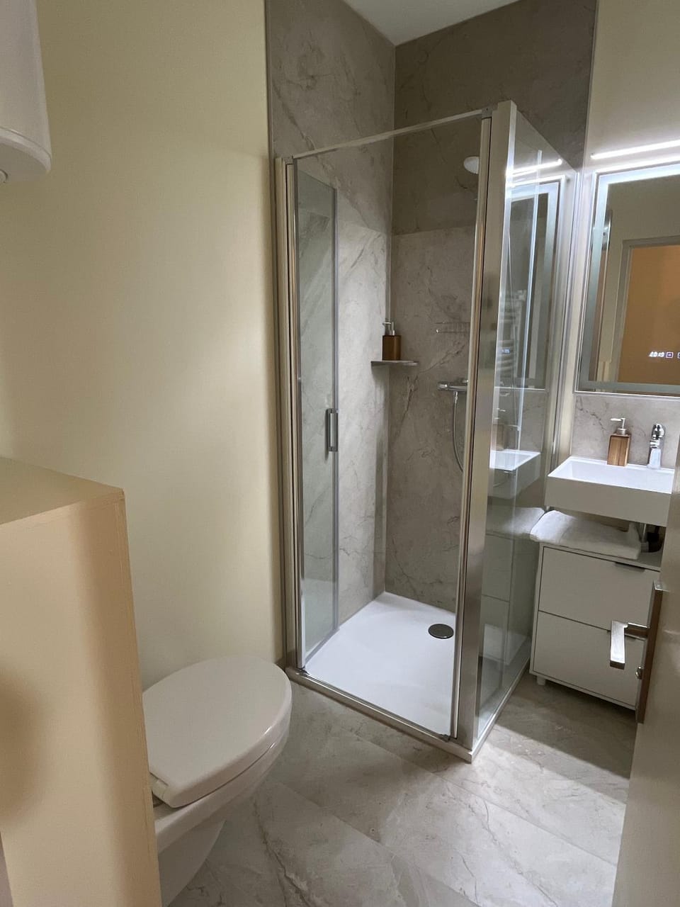Shower, Toilet