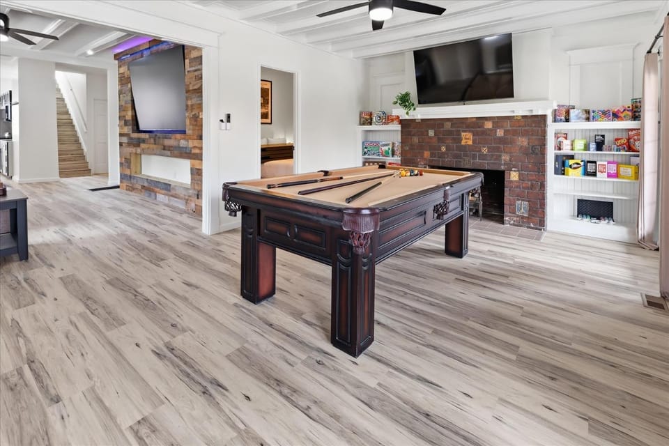 The Social House - 7BR Hot Tub & Pool Table House in Indianapolis