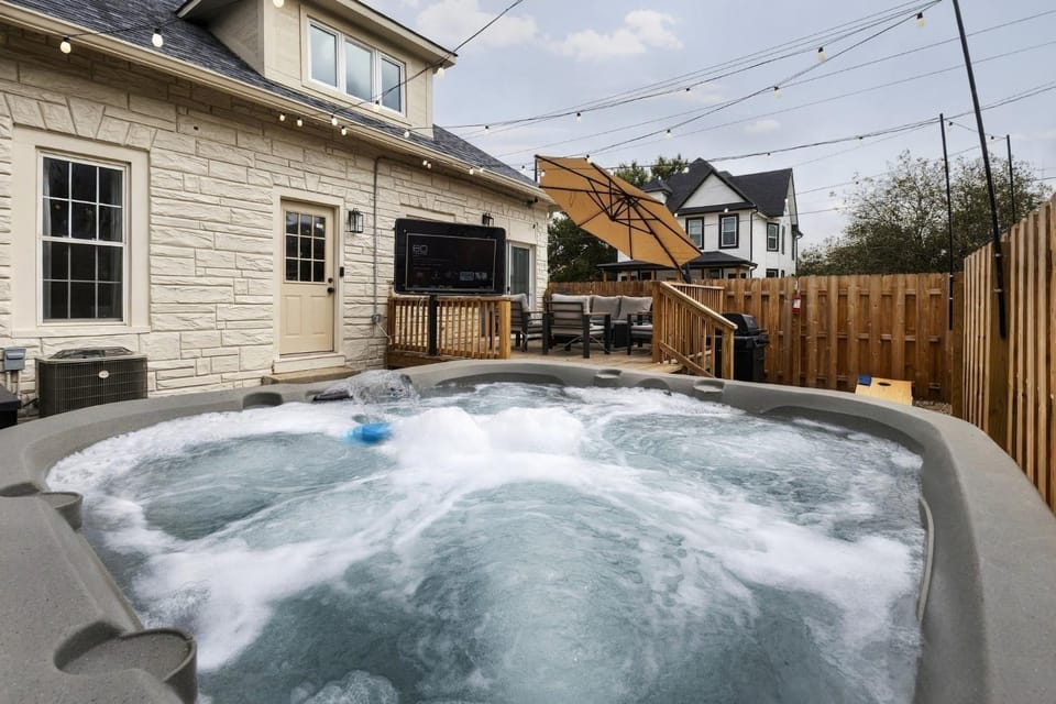 The Social House - 7BR Hot Tub & Pool Table House in Indianapolis