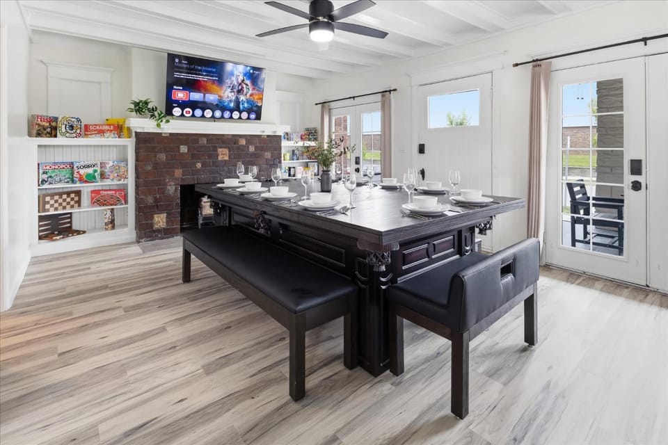 The Social House - 7BR Hot Tub & Pool Table House in Indianapolis