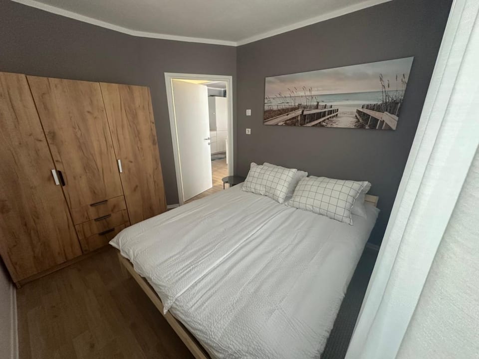 Bed, Photo of the whole room, Bedroom, wardrobe