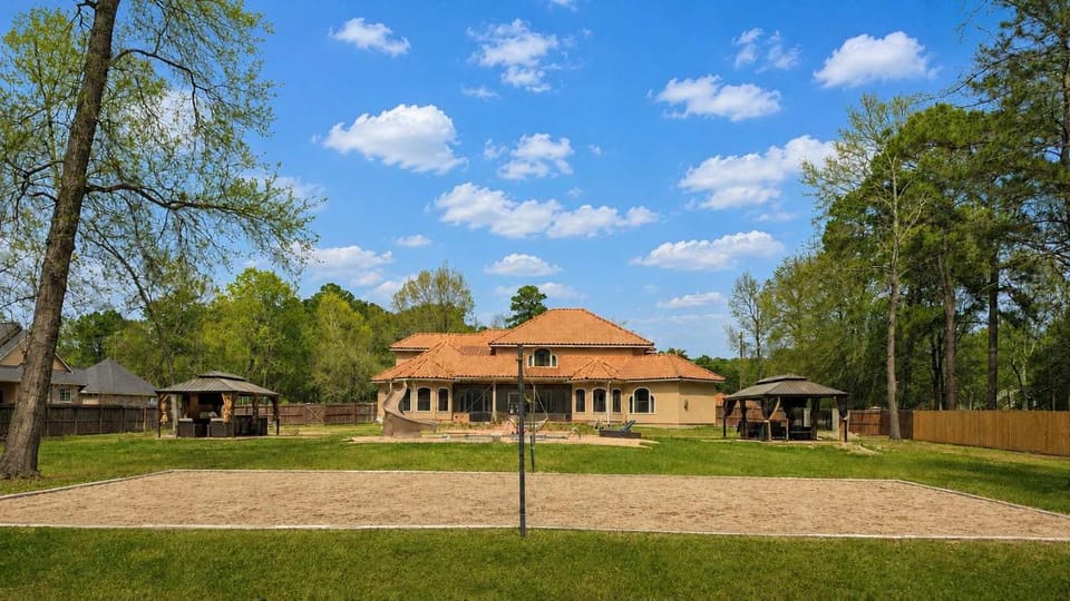 Sleeps 16 - Pool - Slide - Family Retreat House in Texas