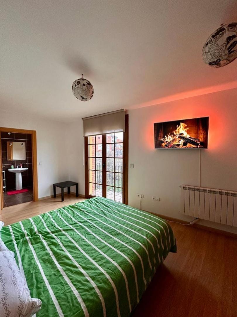 Bed, TV and multimedia, Photo of the whole room, Bedroom