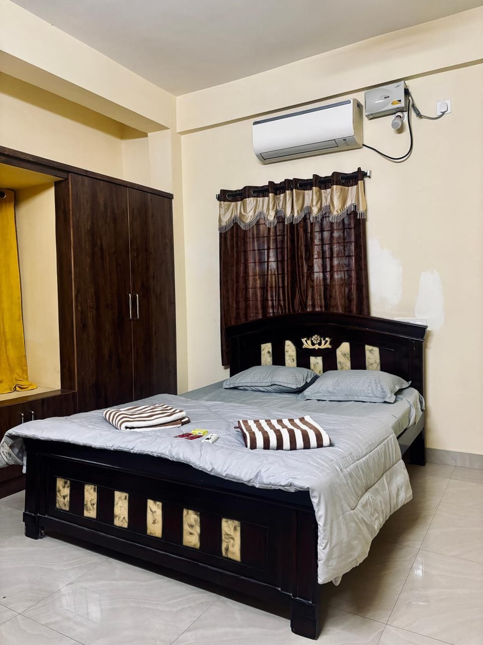 Photo of the whole room, air conditioner