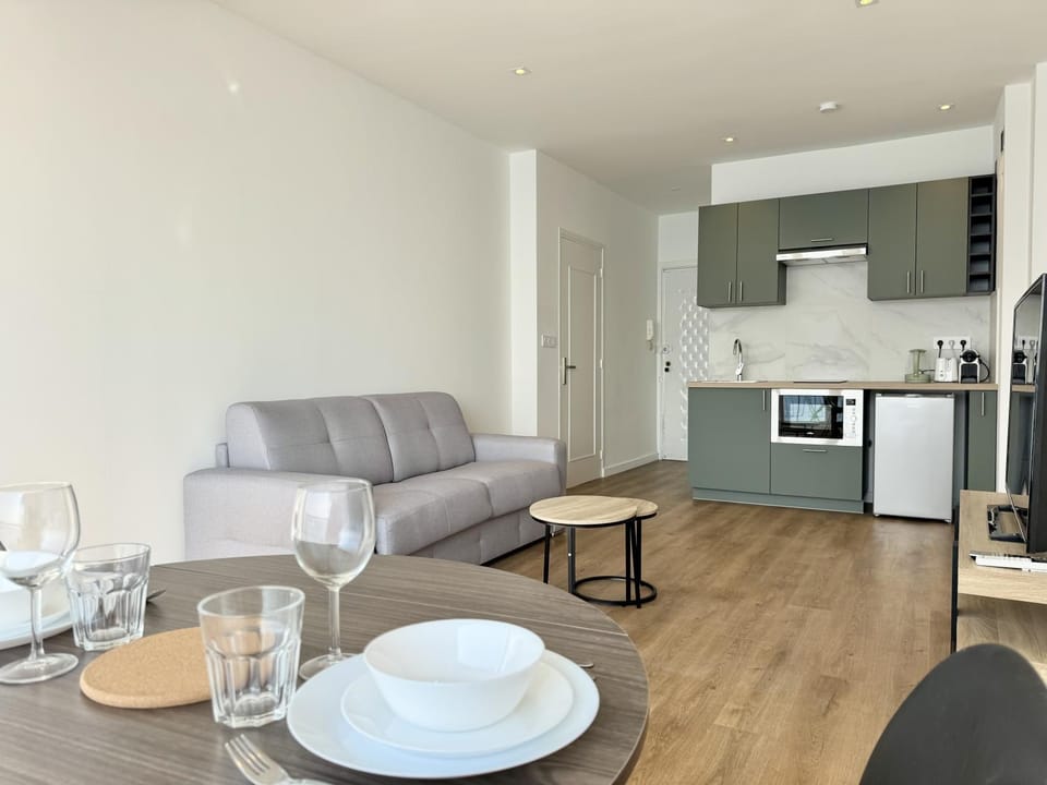Kitchen or kitchenette, Living room, Dining area, oven, stove