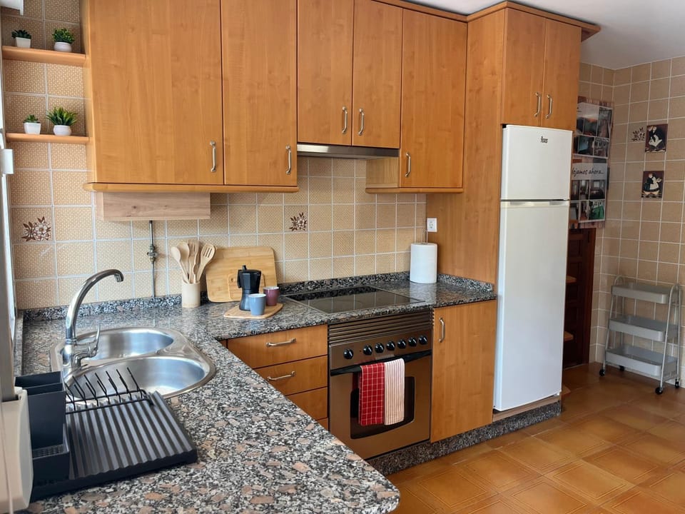 Coffee/tea facilities, Kitchen or kitchenette, oven, stove, toaster